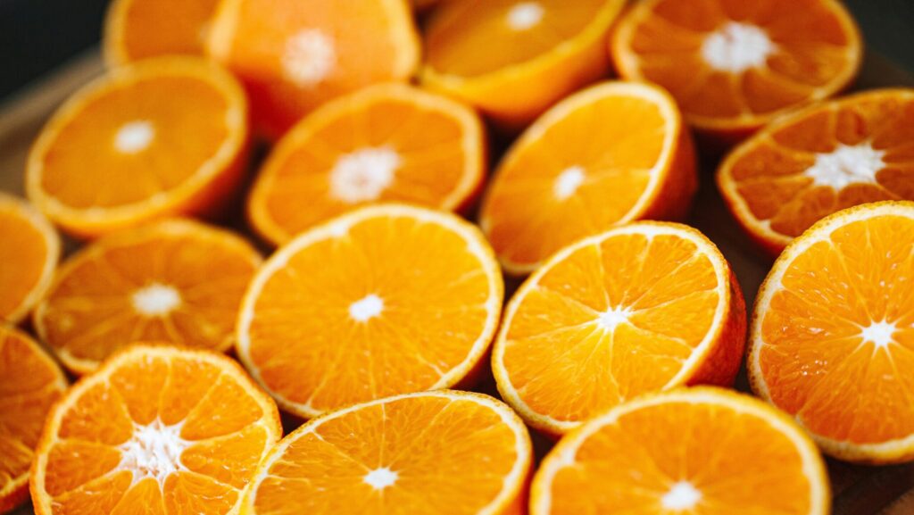 metades de laranjas, fonte de vitamina c
