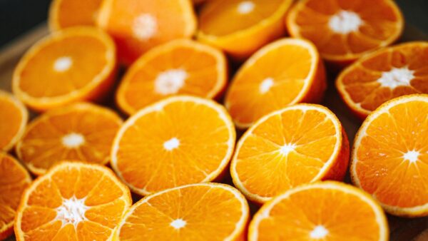 metades de laranjas, fonte de vitamina c
